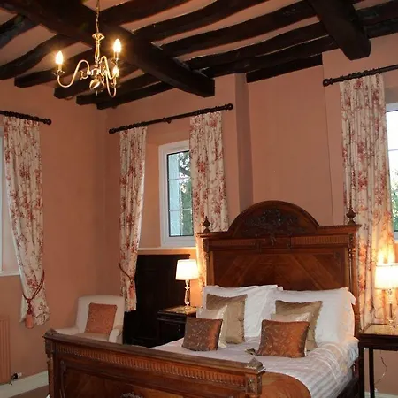 Hollens Farmhouse *